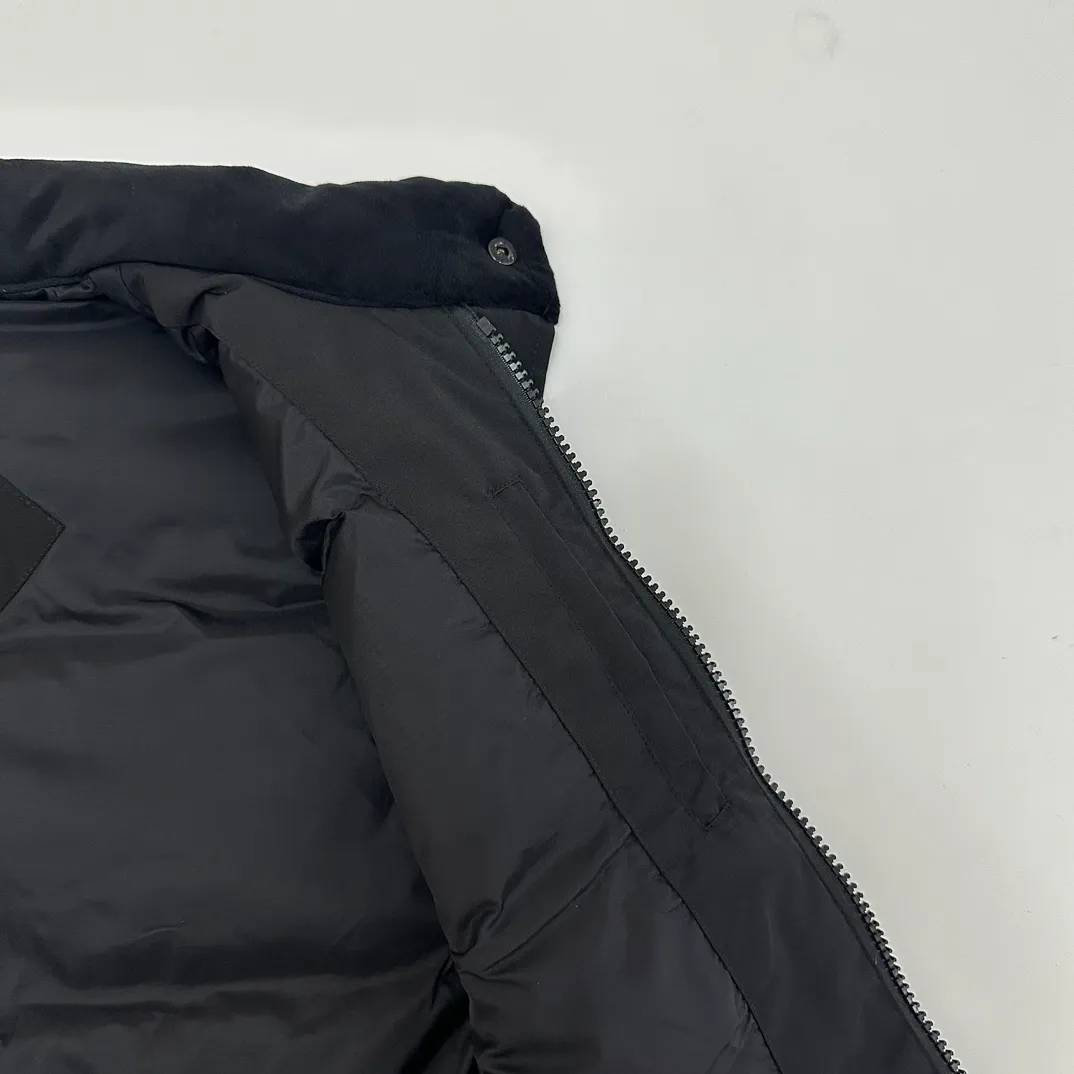 P380 top real shot - model number 119100 Canada Goose has always been recognized as the warmest down jacket. Various Instagram celebrities, Internet celebrities, and celebrities often wear it for street photos. I make Canada Goose every year, but I still can’t get rid of my love for the goose. No matter how cold the days are, there is no need to be afraid because of the care of the goose. The down vest is definitely a concave shape in autumn and winter. It is a trading company order model, exclusively launched! The purchase at the counter is the same as the genuine original clothes. Pay attention to the matching. There is velvet on the back collar, which is more warm. There is a zippered hidden pocket on the inside, and the genuine net pocket is synchronized inside. You need to compare the genuine products at any time. All the accessories are custom-made from the original factory. 1️⃣Fabric: Domestic exclusive Japanese original fabric with characteristics: waterproof, drill-proof, anti-fading, 24-count calendered woolen surface (waterproof level conforms to the ball raincoat level) 2️⃣Down: national standard 80 white duck down Supports identification (many on the market are 50 velvet and recharged in order) with better thermal insulation performance, light and not heavy, and good recovery of fluffiness after compression!  3️⃣Zipper: Original factory customized zipper with clear engraving and perfect texture. Original customized authentic YKK military-grade copper core zipper puller that can withstand hundreds of thousands of pulls. 4️⃣Embroidery: Imported new Behringer embroidery machine customized with 10,000-needle electric embroidery, full/three-dimensional/clear! 5️⃣: 400D high-density count liner fabric in the inner liner completely eliminates the problem of velvet leakage and velvet leakage. In the down woven category, there is no bragging. There is currently almost no one that can do better than us! Make an original product with care, so that every customer has the confidence to introduce it to his customers: This is the top replica version in China. A good product does not need too much soft text to highlight it. Color: Black Gray Off-White Size: S-XXL Size Clothing Length Bust Shoulder Width Recommended Height Recommended Weight S: 70 117 47.5 155-160 100-120 M: 72 121 48.5 160-170120-140 L: 74 125 49.5 165-175,140-160 Warm reminder: The tile measurement is measured manually, and the error of 1-3cm is within the normal range! The customer's suggestion is not used as a reason for return or exchange; #Because everyone's body height is different, the size recommended by customer service is only a slight color difference. Please note that slight color differences in the product are normal and will not be used as a reason for return or exchange. #Due to different monitor display pixels and external factors such as shooting lighting